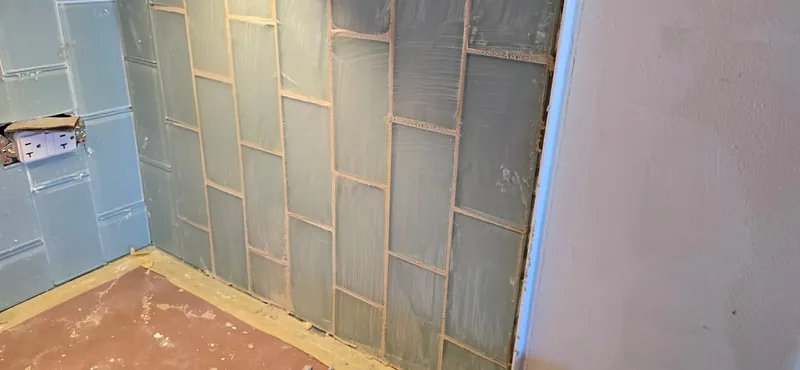 Tiled wall corner set with tight, even joints